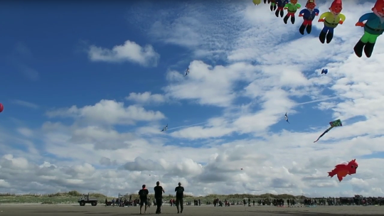 Teamflug auf dem Drachenfest 2016 in St. Peter-Ording